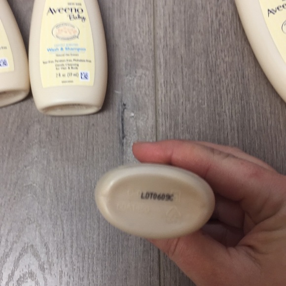 NEW Aveeno Baby Wash and Shampoo, Lightly Scented, 12-2oz bottles - Picture 3 of 4